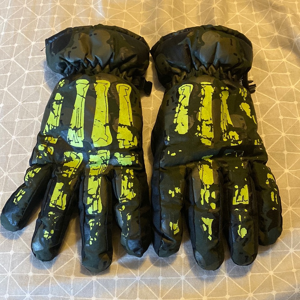 Boys gloves in great shape!
